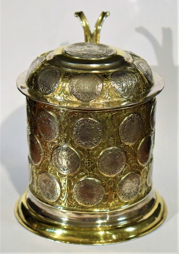 XVIIIe siècle - Tankard en argent doré, orné de 38 anciennes pièces d'argent